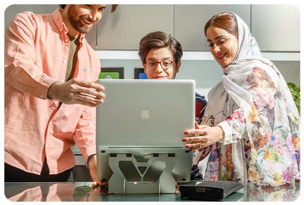 یک خانواده در حال کار با زیر لپ تاپی ارگوتاپ هستند و از آن لذت می برند