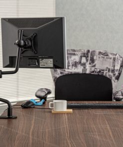 نگهدارنده بازویی مانیتور روی یک میز اداری