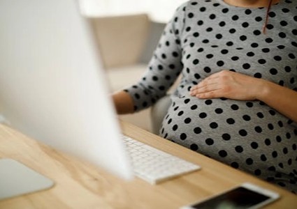 مادری باردار در محل کار